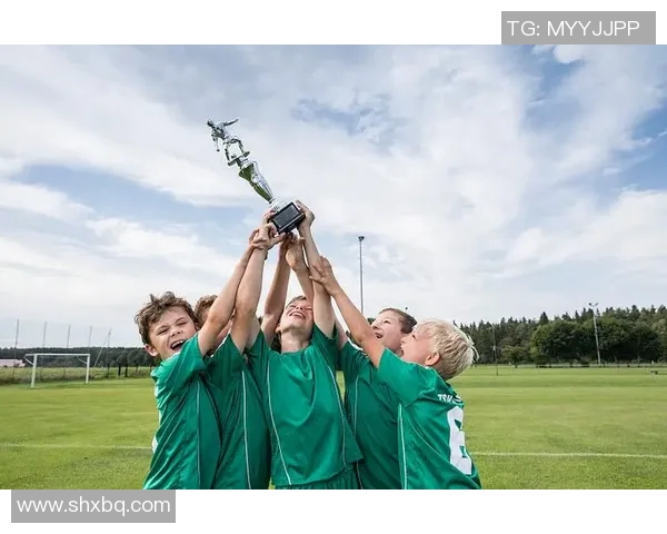 足球片段中的激情与梦想展现了运动员的坚持与团队的力量